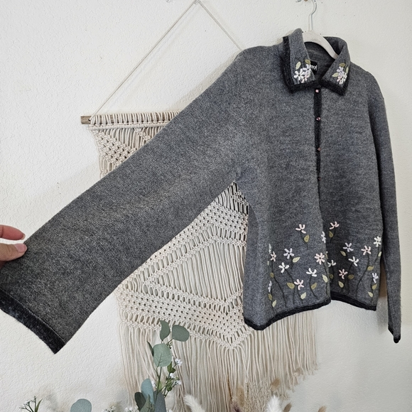 Sag Harbor Wool Blend, Embroidered Grandma cottage Cardigan! Size Large. - Picture 3 of 10